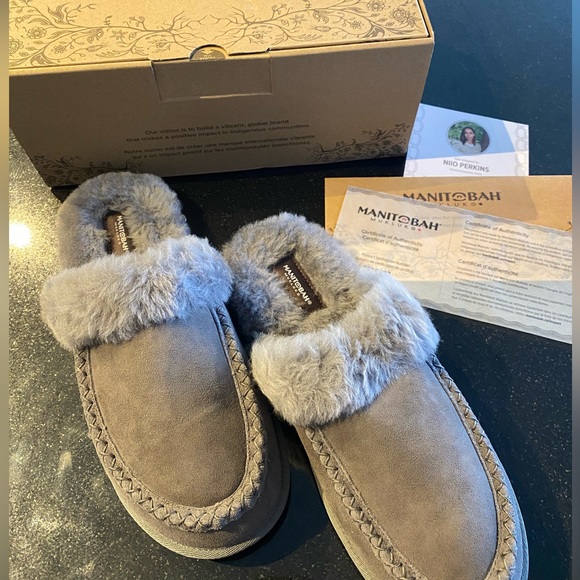 Manitobah Cabin Slide - Picture 1 of 6